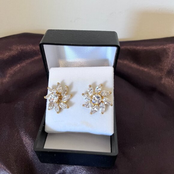 Beautiful 14K Gold Plated Flower Earrings - Picture 3 of 4